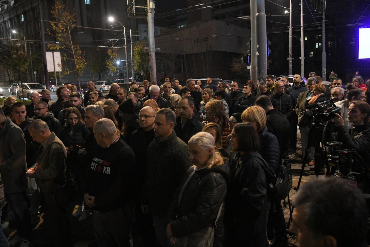 Beograd: Ispred zgrade Vlade Srbije zapaljene su svijeće za žrtve novosadske tragedije 