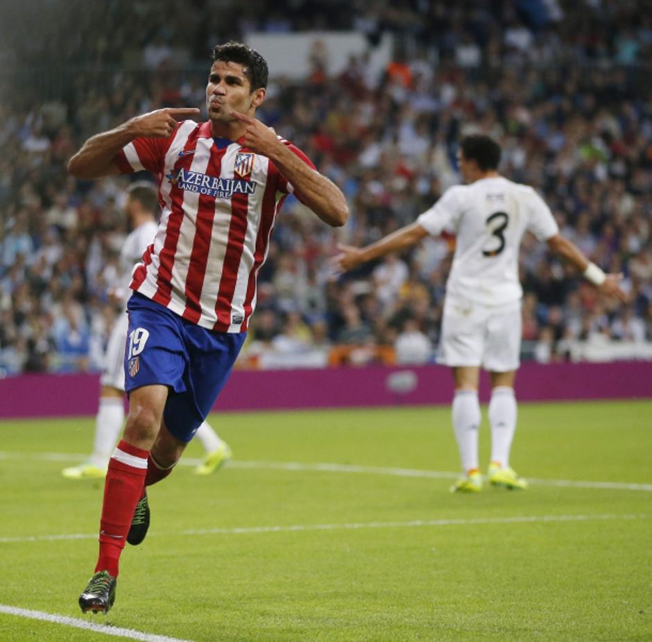 'Atletico Madrid\'s Diego Costa celebrates his goal during their Spanish first division soccer match against Real Madrid at Santiago Bernabeu stadium in Madrid September 28, 2013.    REUTERS/Juan Medi