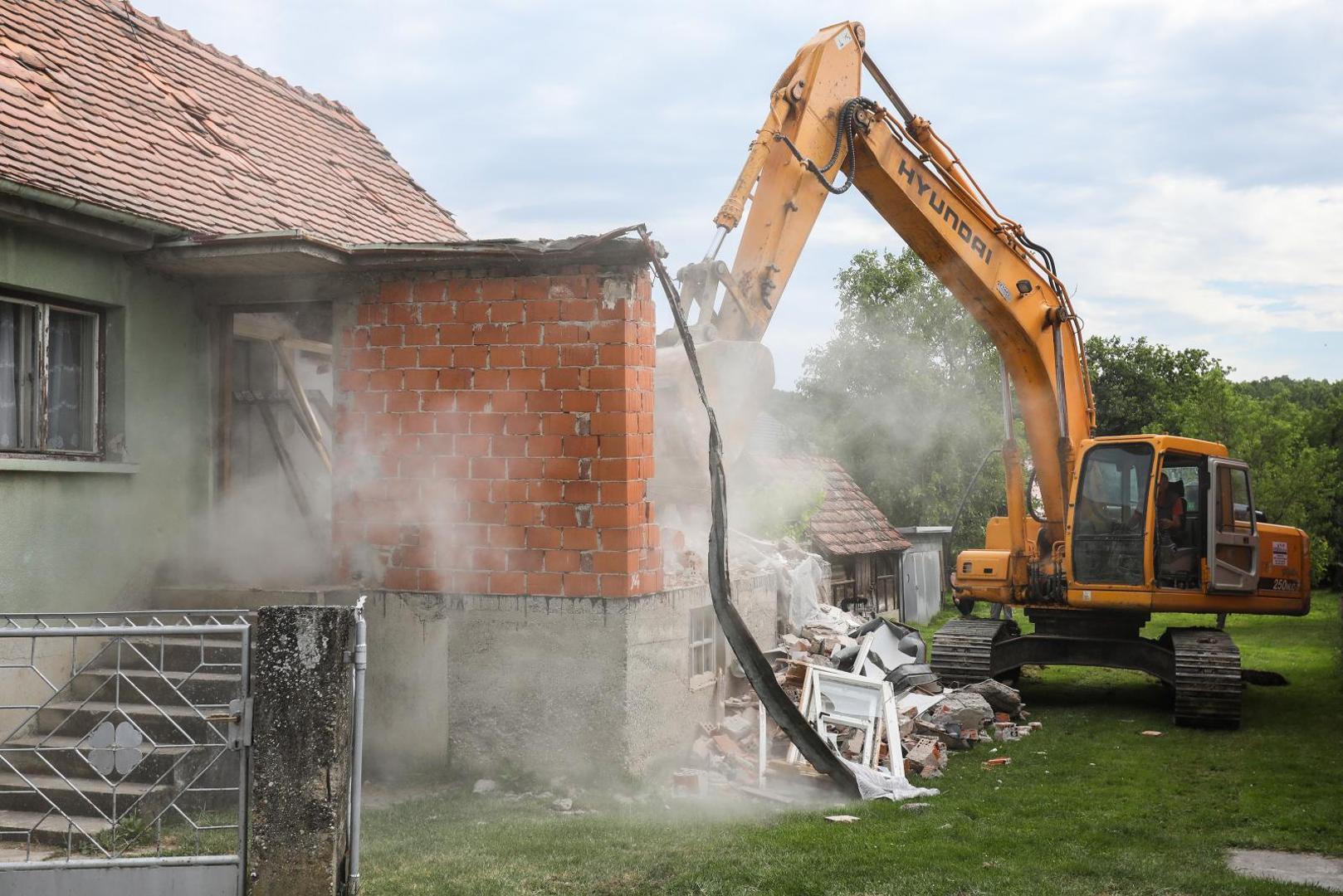 10.06.2021., Zagreb - U Fabijanicevoj ulici u Gornjoj Dubravi pocelo je prvo rusenje kuce po zahtjevima za obnovu.  Photo: Patrik Macek/PIXSELL