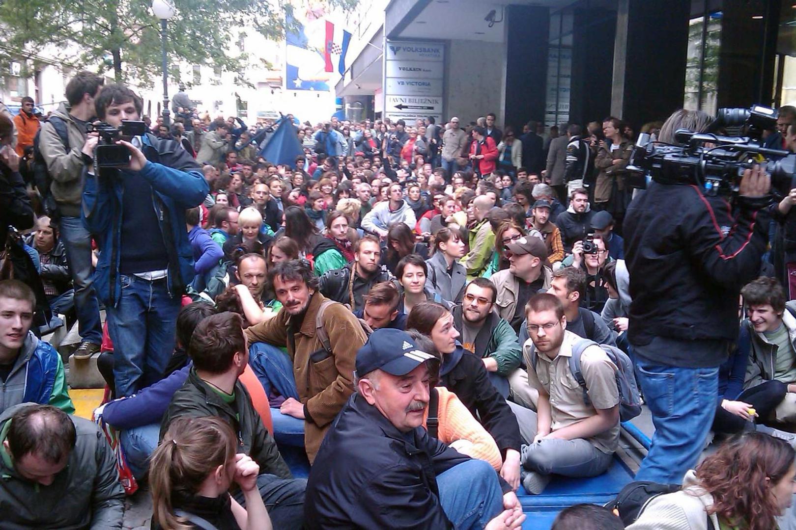 17.05.2010., Varsavska, Zagreb - U Varsavskoj ulici poceli su radovi na ulazu u spornu garazu za centar koji gradi Horvatinciceva Hoto grupa. Aktivisti koji se bune protiv gradnje poceli su rastavljati ogradu i ulaziti u ogradjeni prostor. 
Photo: Zeljko Lukunic/PIXSELL