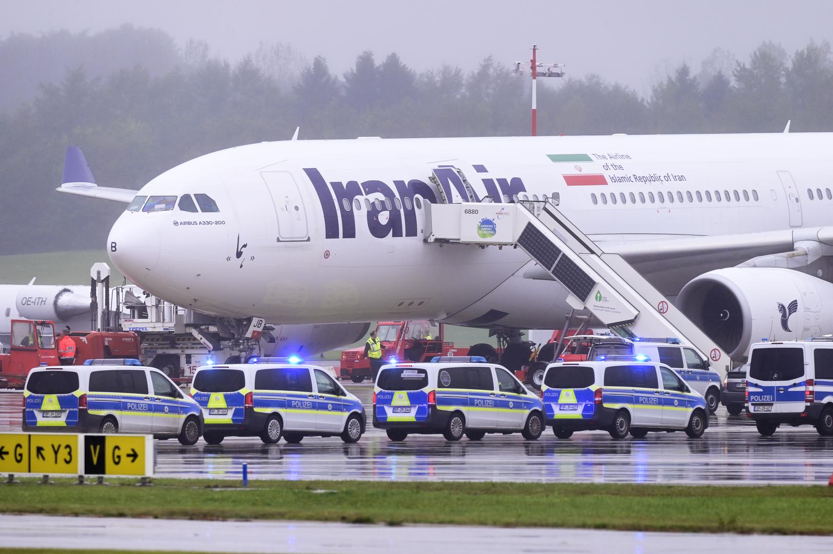 09 October 2023, Hamburg: Police emergency vehicles stand in front of an Iran Air aircraft at Hamburg Airport. Flight operations at Hamburg Airport, which were suspended due to a threat of an attack on an Iranian aircraft from Tehran, have resumed. Photo: Jonas Walzberg/dpa Photo: Jonas Walzberg/DPA