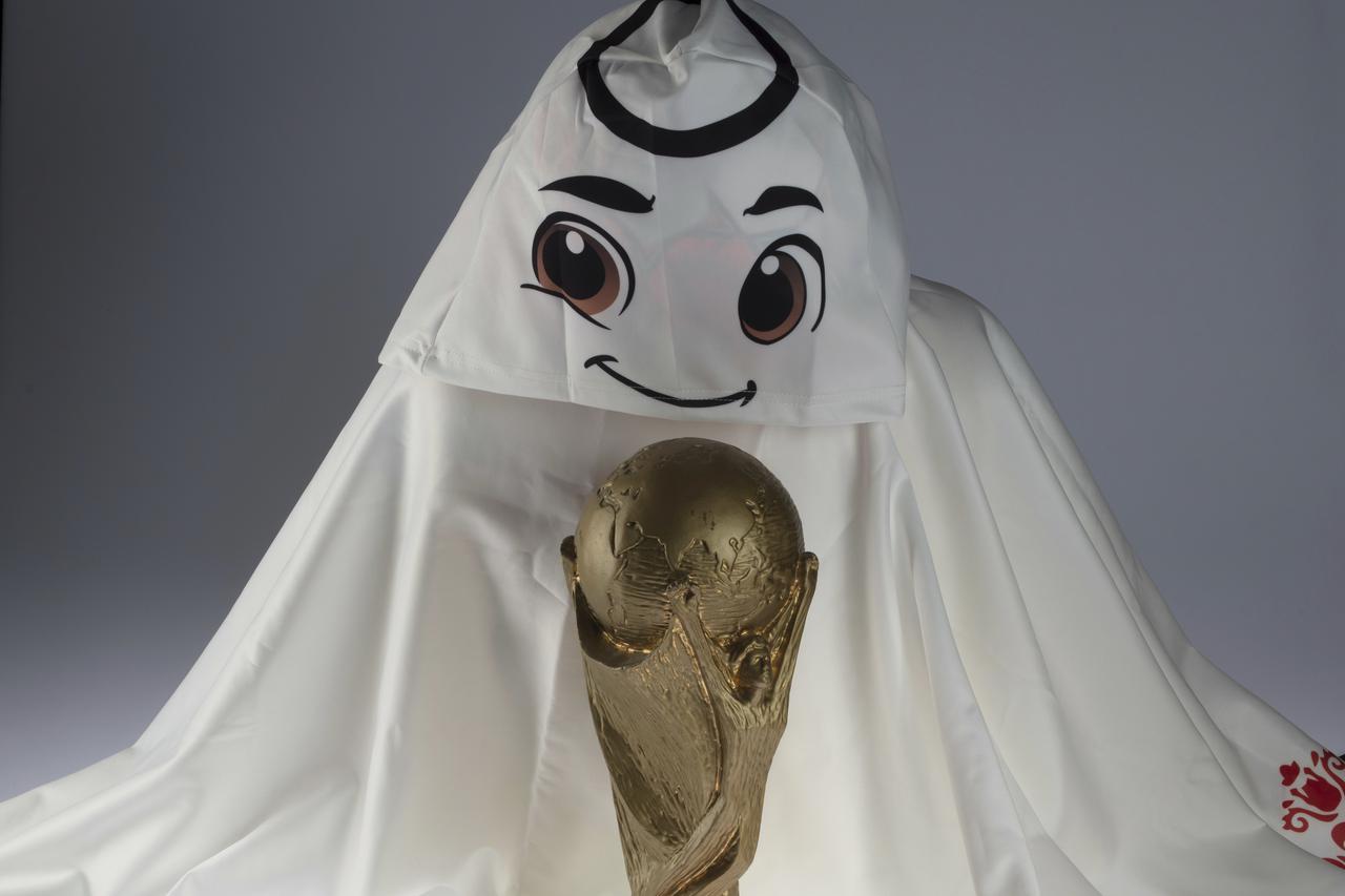 firo : 05/24/2022 Fuvuball, FIFA World Cup 2022 World Cup , World Championship Mascot A flying white robe with the name La'eeb is the official mascot for the Fuvuball World Cup this year in Qatar Doha The Arabic word La'ee