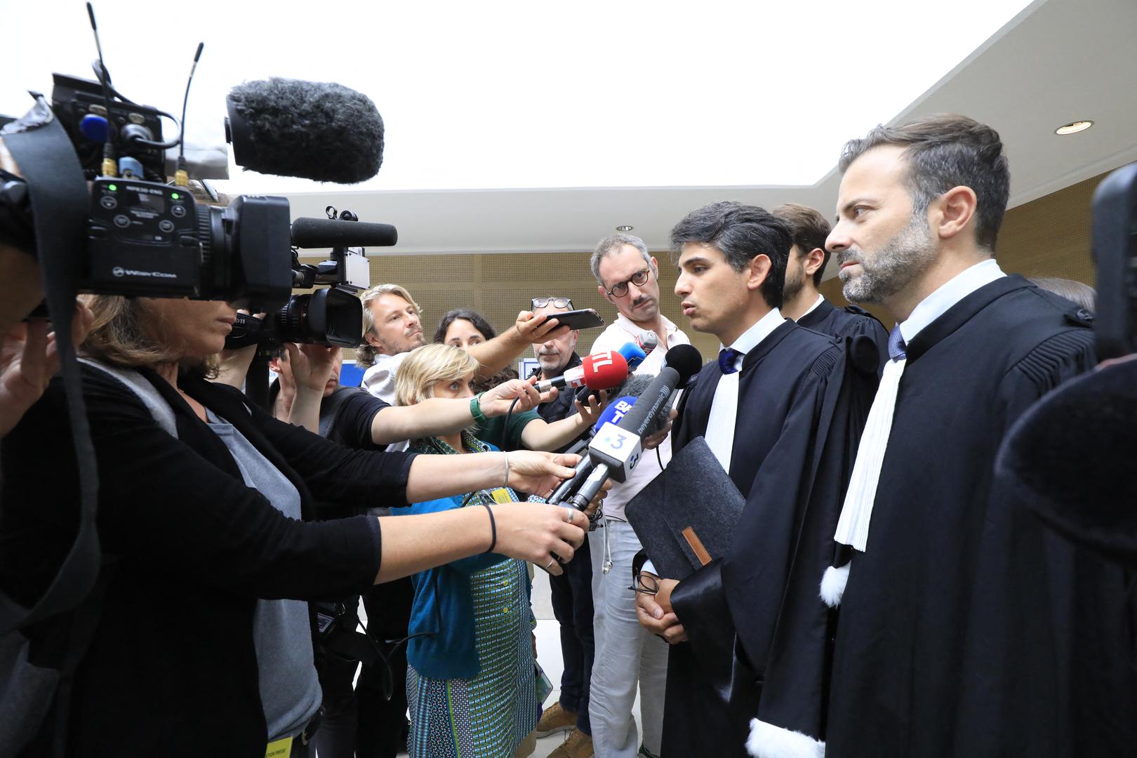 Stéphane Babonneau (au centre), l'avocat de G.Pelicot - Procès du viol de G.Pélicot par cinquante hommes âgés de 26 à 74 devant la cour criminelle départementale de Vaucluse à Avignon, France, le 4 septembre 2024. Son mari Dominique Pélicot, est accusé d'avoir drogué sa femme pendant dix ans pour la soumettre sexuellement à d'autres hommes qu'il recrutait sur internet. Il est jugé avec 50 autres hommes âgés de 26 à 74 ans pour vioIs aggravés, à partir du lundi 2 septembre et pour quatre mois. © Franz Chavaroche/Nice Matin/Bestimage The trial of G.Pelicot's husband accused of drugging her for nearly ten years and inviting strangers to rape her at their home in Mazan, a small town in the south of France, in Avignon, on September 4, 2024. The case involves 50 co-defendants. The defendants, 18 of whom are on remand, are men aged between 21 and 68 at the time of the events. Photo: Franz Chavaroche / Nice Matin / Bestimage/BESTIMAGE