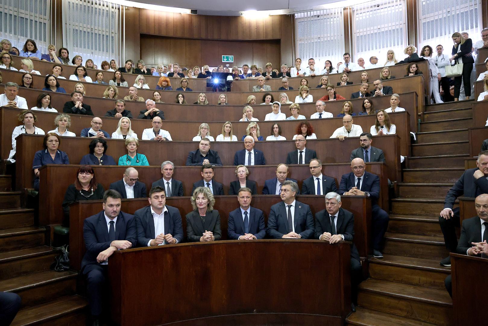 Ćorušić, cijenjeni liječnik i dugogodišnji ravnatelj, preminuo je nakon pada s požarnih stepenica, što je duboko pogodilo hrvatsko zdravstvo.