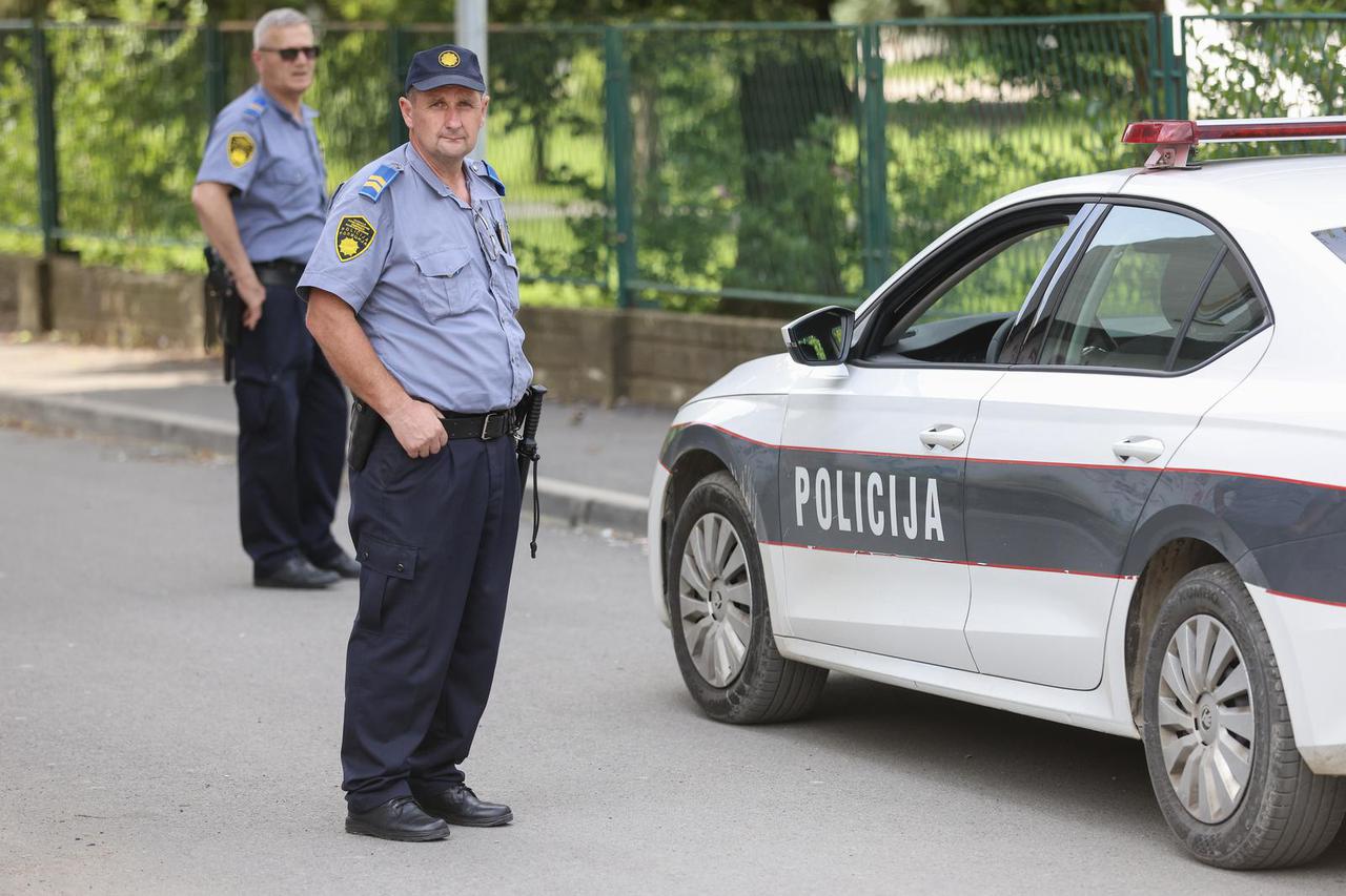 Lukavac: Pripadnici  policije ispred škole gdje je učenik pucao na nastavnika