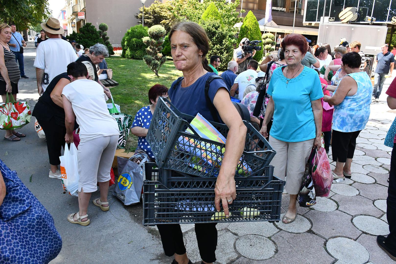 01.08.2024., Virovitica - Podravski povrtlari besplatno su od 14 sati na virovitickom Trgu kralja Tomislava dijelili povrce zainteresiranim gradjanima u znak protesta zbog nerjesavanja problema s nelojalnom konkurencijom, odnosno privilegiranja uvoznog povrca na trzistu. Photo: Ivica Galovic/PIXSELL