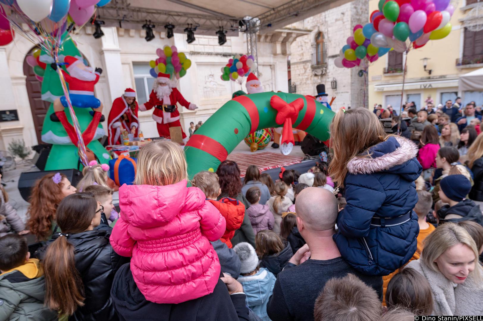 31.12.2022., Zadar - Nekoliko stotina malisana pustanjem balona proslavilo je Djecju Novu godinu u podne na Narodnom trgu.  Photo: Dino Stanin/PIXSELL