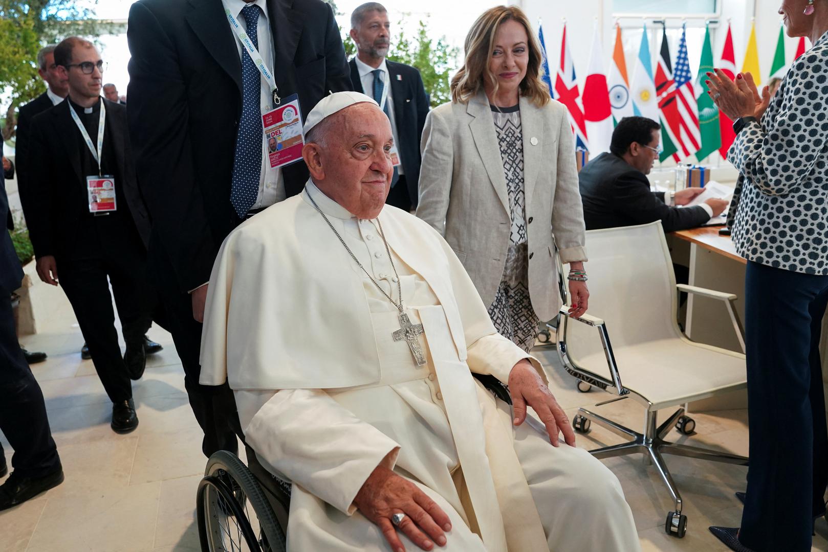 Niz svjetskih poglavara srdačno je zagrlio 87-godišnjeg papu dok je u invalidskim kolicima obilazio golemi ovalni stol jer mu godine i slabost ograničavaju pokretljivost.