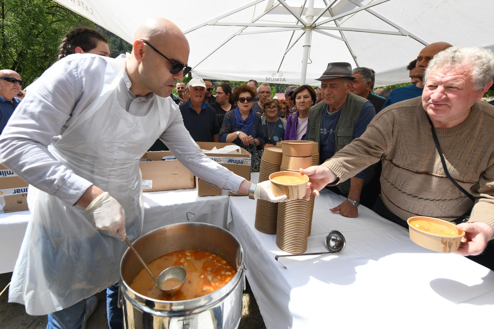 01.05.2022., Skradinski buk - Nakon pauze zbog pandemije koronavrusom tradicionalna proslava 1.svibnja na Skradinskom buku te podjela graha privukli su veliki broj gostiju i zitelja Sibensko-kninske zupanije.  Photo: Hrvoje Jelavic/PIXSELL