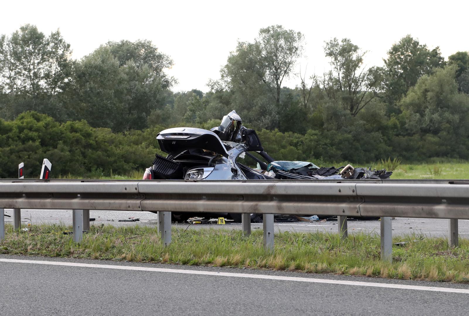 31.05.2024., Novska - Na sjevernoj strani autoceste A3 izmedju cvora Okucani i Novska dogodila se prometna nesreca u kojoj je sudjelovalo teretno i osobno vozilo. Dvije osobe su smrtno stradale dok je jedna osoba prevezena u bolnicu u Novu Gradisku. Policijski ocevid je u tijeku. Photo: Edina Zuko/PIXSELL