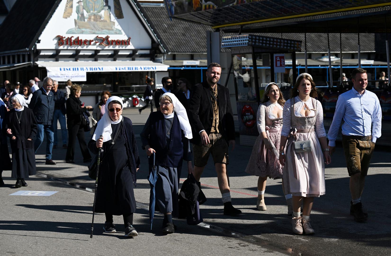 Oktoberfest se održava više od dva stoljeća, iako je bio otkazivan u razdobljima krize, poput izbijanja kolere, Napoleonove invazije na Bavarsku, dva svjetska rata i pandemije bolesti COVID-19.

