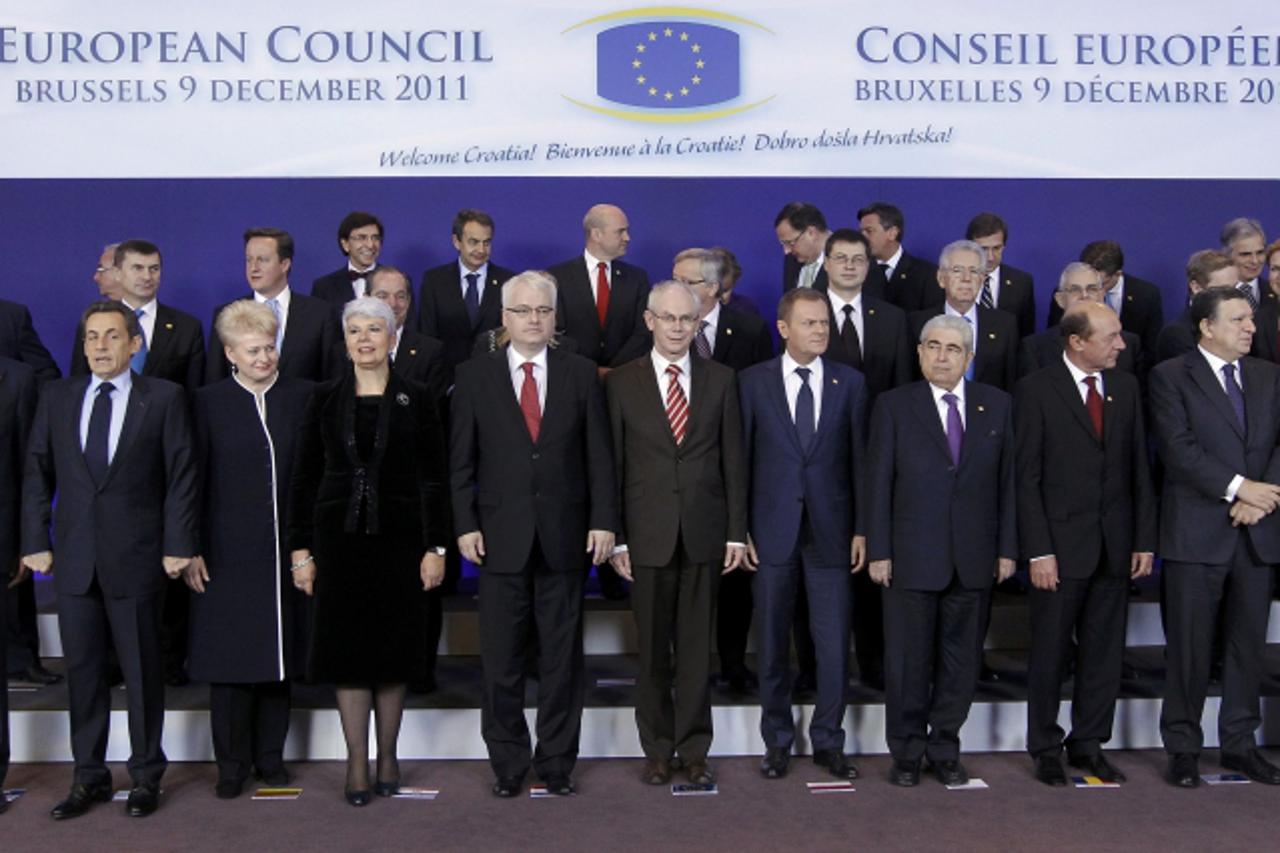 'Croatia\'s Prime Minister Jadranka Kosor (4th L), President Ivo Josipovic (5th L) and European Council President Herman Van Rompuy (6th L) pose with EU leaders after signing the European Union access