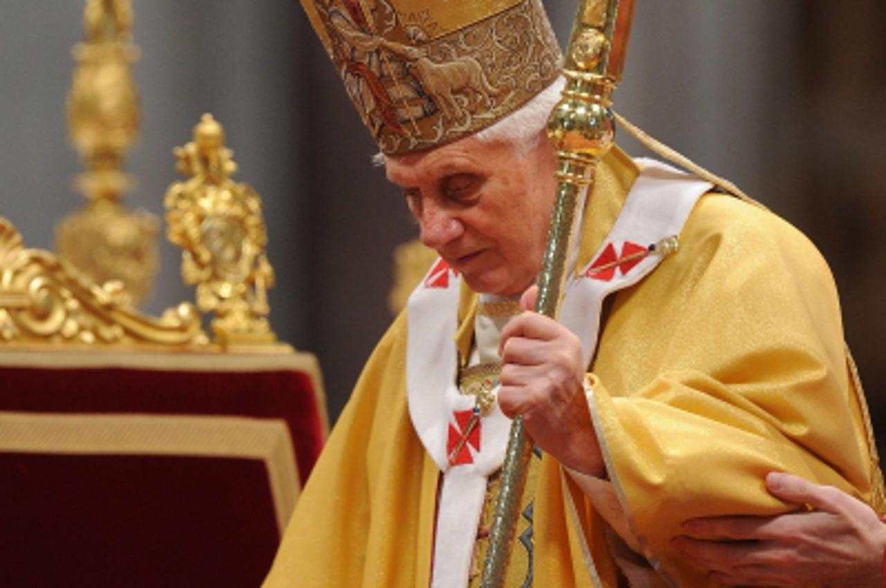 'Pope Benedict XVI leads the Eucharistic celebration before giving to the 24 newly appointed cardinals their ring on November 21, 2010 at St Peter\'s basilica at The Vatican. 24 Roman Catholic prelate