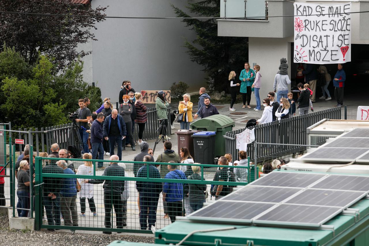 Zagreb: Stanovnici Črnomerca mirno prosvjedovali zbog izgradnje reciklažnog dvorišta