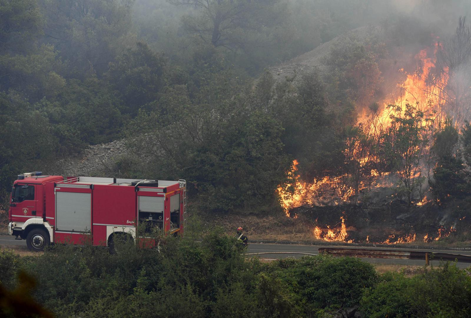 13.07.2022., Zaton - Pozar koji je buknuo kod Vodica prosirio se prema Zatonu gdje su ugrozene kuce, a vatrogasci se bore s vatrom pored ceste pema Zatonu. Photo: Hrvoje Jelavic/PIXSELL