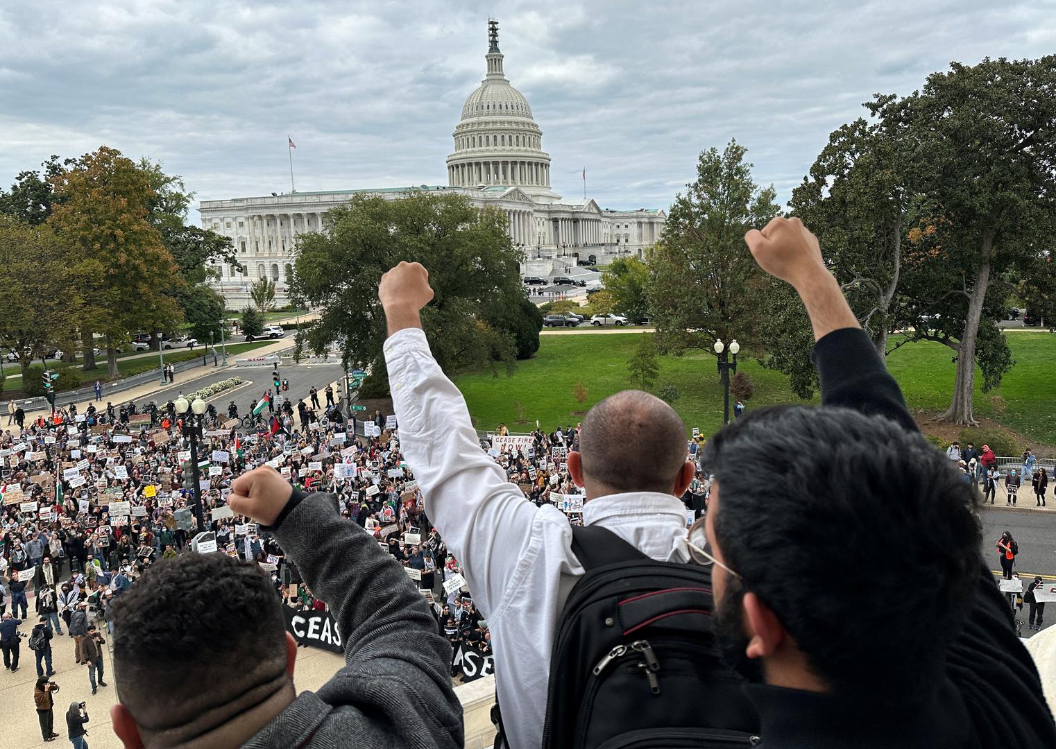 Protesters calling for a cease fire in Gaza and an end to the Israel-Hamas conflict demonstrate atop the steps of the Cannon House office building on Capitol Hill in Washington, U.S., October 18, 2023. REUTERS/Jonathan Ernst Photo: JONATHAN ERNST/REUTERS