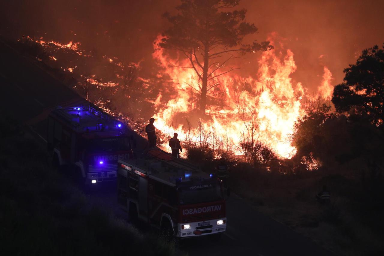 Tučepi: Vatra prodrla u Park prirode Biokovo, zahvatila i ranč, kuće i vozila
