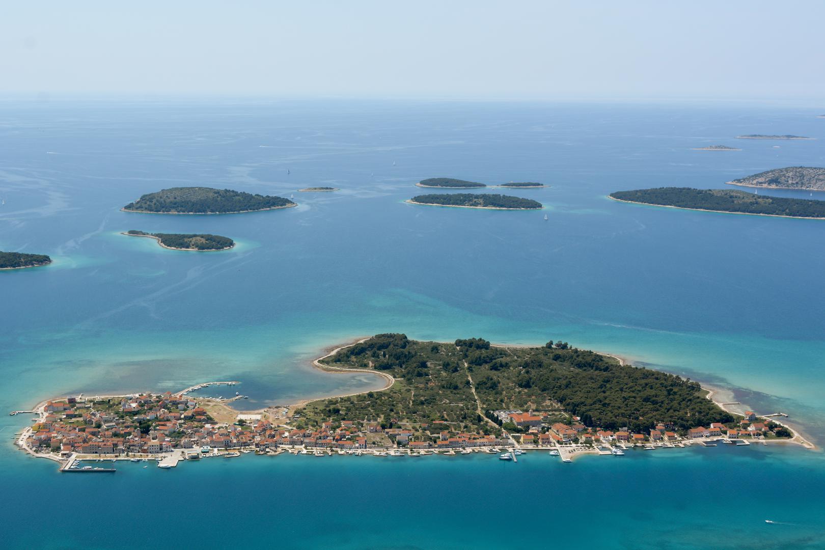 Površine je samo 36 km2, dok danas na otoku ne živi više od 200 stanovnika.