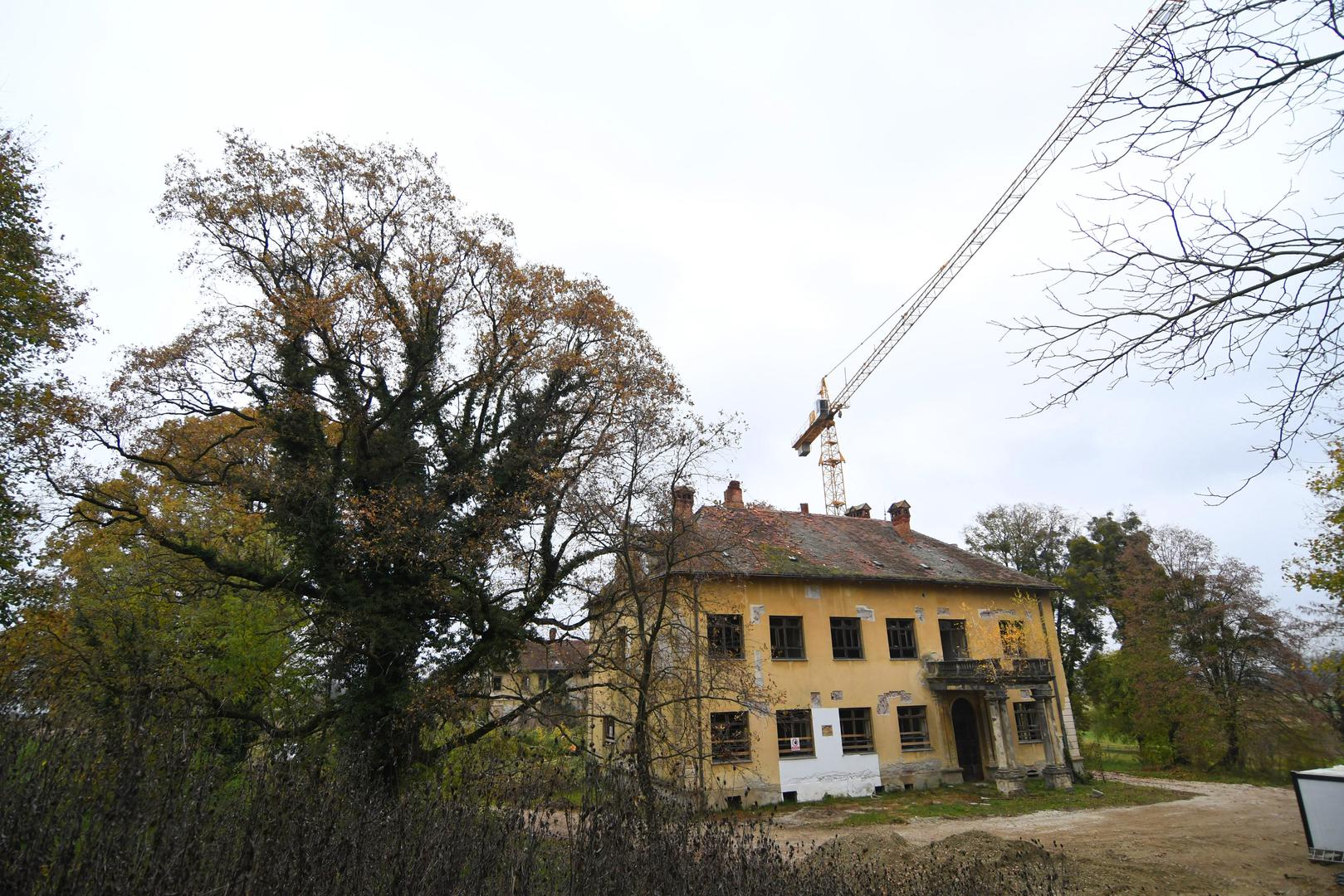 Plan je da se u dvorcu iz 18. stoljeća, čiji je prvi vlasnik bio znameniti barun Franjo Trenk, urede posjetiteljski centar, kafić i restoran, suvenirnica, smještajne jedinice i prostori za udruge. 