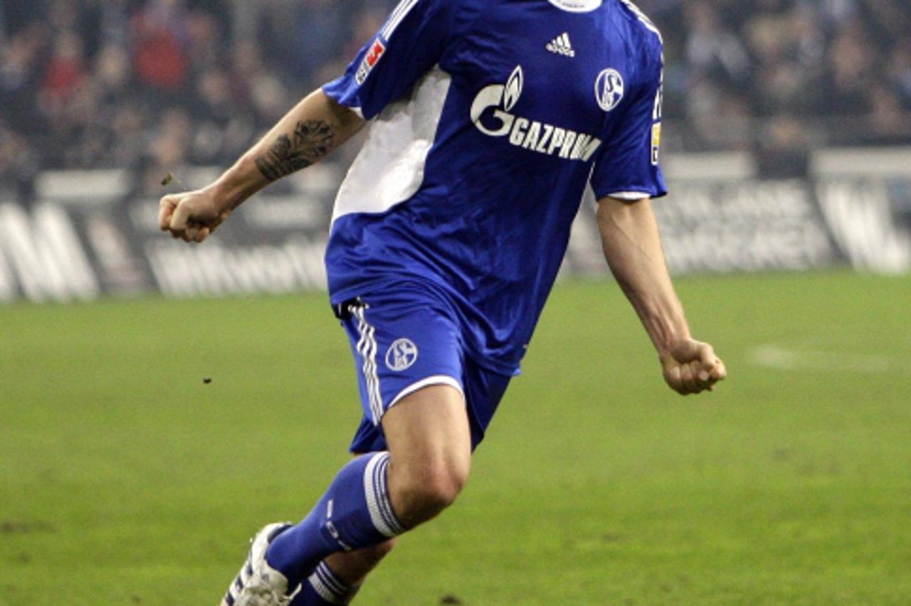 'Schalke 04\'s Ivan Rakitic celebrates his goal during their German Bundesliga soccer match against Borussia Dortmund in Gelsenkirchen February 26, 2010. REUTERS/Thomas Bohlen (GERMANY - Tags: SPORT S