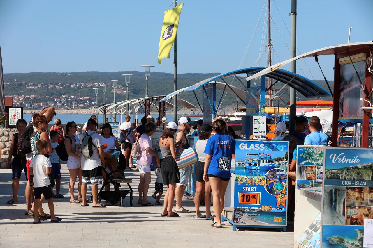 Crikvenica: Kupači na gradskim plažama i turisti