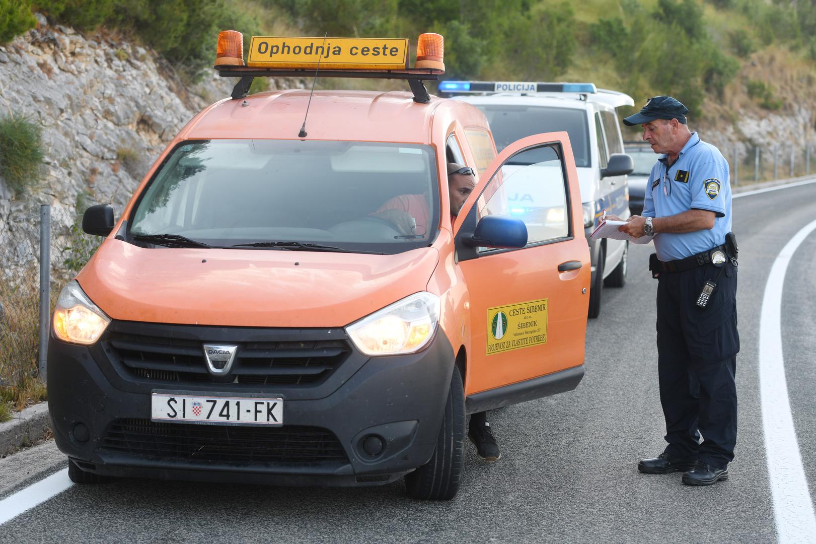 08.06.2021., Vrpolje - Automobil naletio na kamen koji je uslijed potresa pao na cestu kod Vrpolja. Photo: Hrvoje Jelavic/PIXSELL