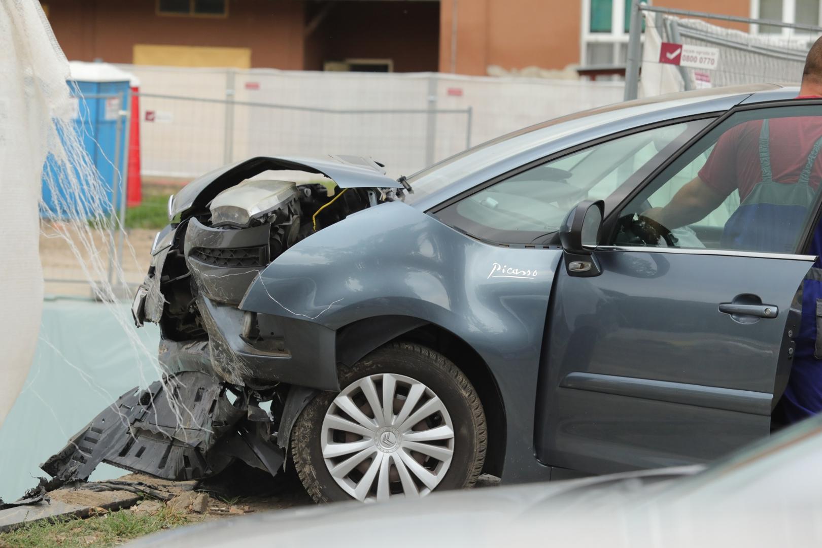 17.09.2021., Osijek - Vozacica osobnog automobila pri pokusaju parkiranja na istocni parking KBC Osijek, izgubila je kontrolu nad vozilom te probila zastitnu ogradu i upala u rupu na gradilistu. Photo: Dubravka Petric/PIXSELL