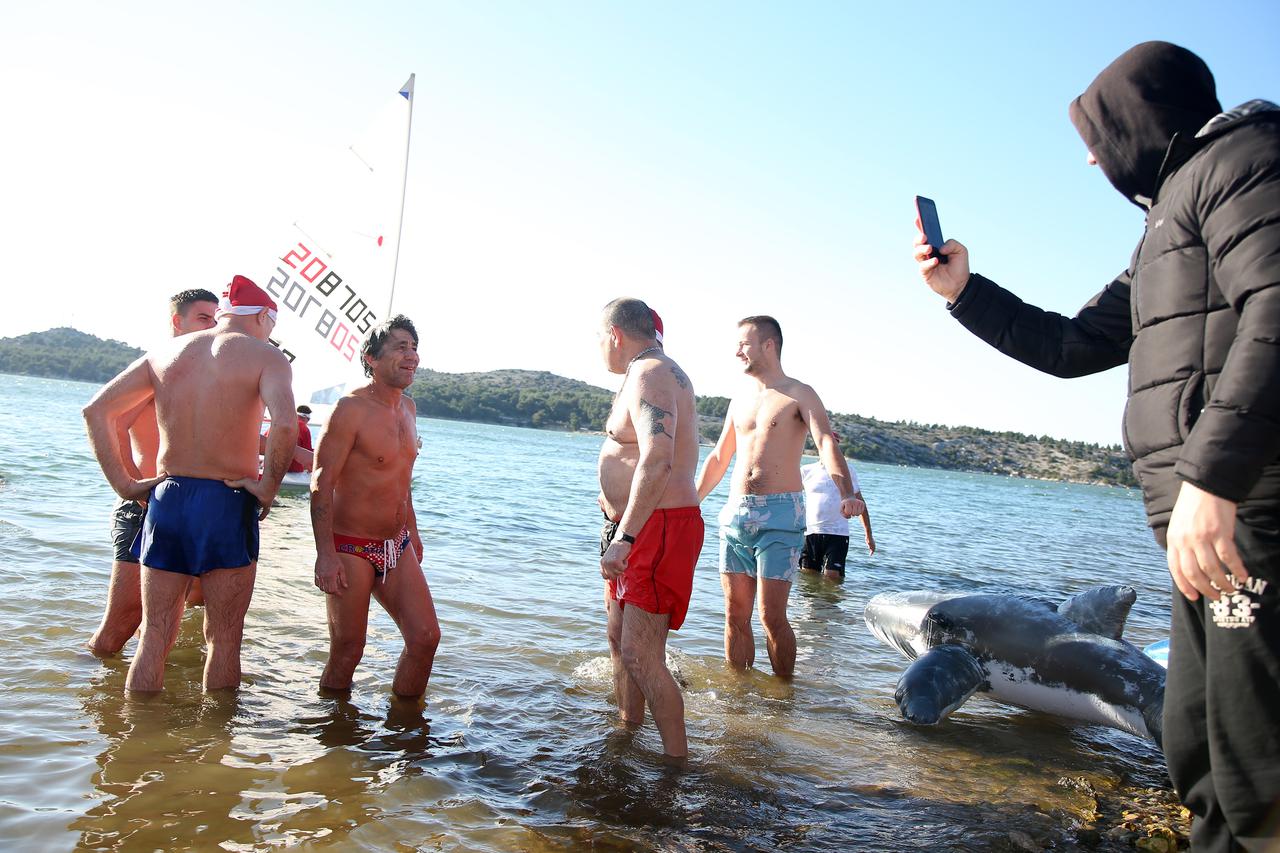 Sedmu godinu zaredom Ogulinci u Novu godinu ulaze kupanjem u jezeru Sabljaci