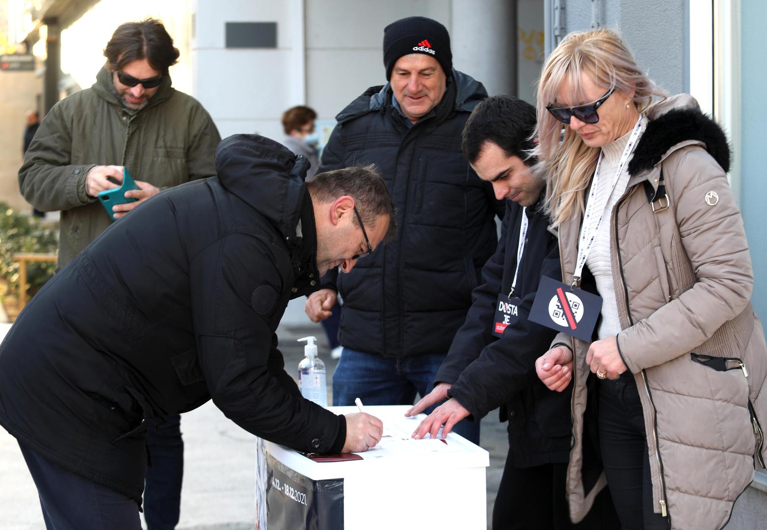 04.12.2021., Sibenik - U Sibeniku je Loza pocela sa prikupljanjem potpisa za raspisivanje referenduma kojim bi se ukinula uporaba COVID potvrda. 