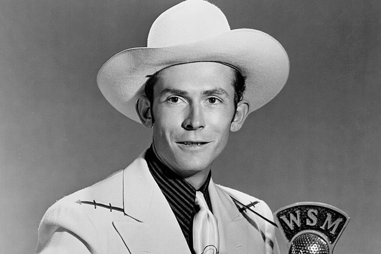 storyeditor/2024-09-16/689px-Hank_Williams_Promotional_Photo.jpg