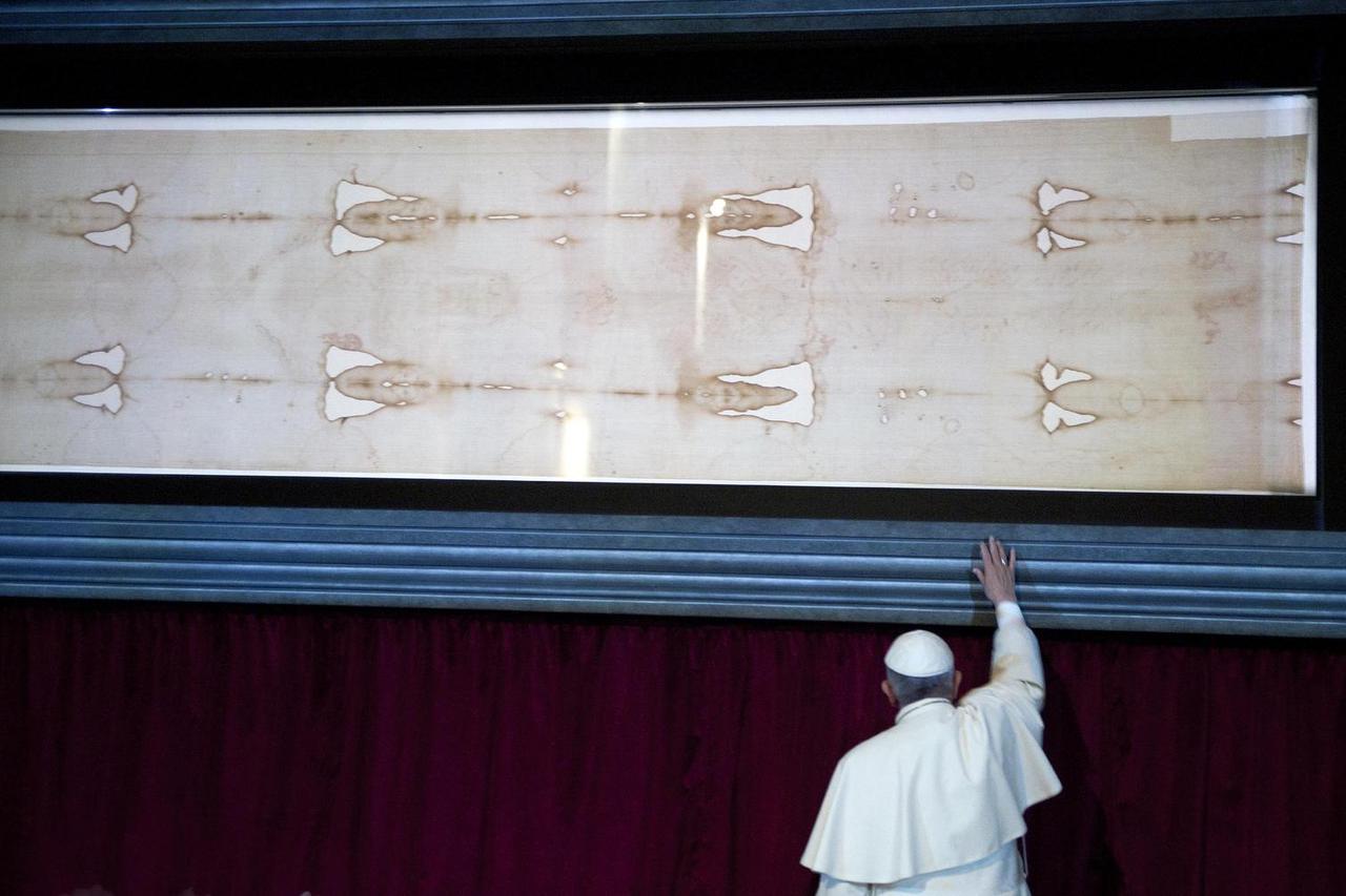 Torino: Papa Franjo na molitvi u Katedrali