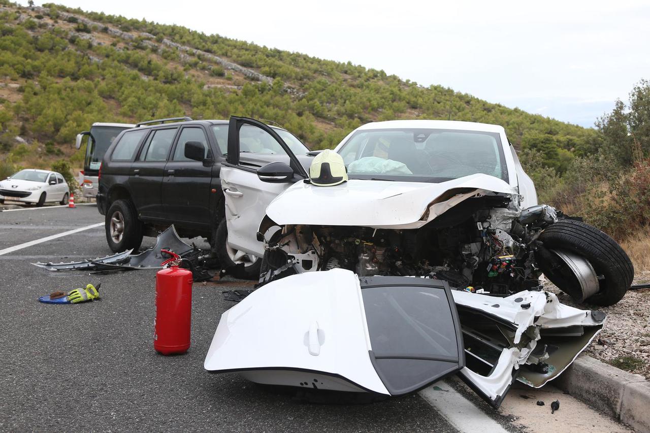 Zbog prometne nesreće prekinut je promet u mjestu Šparadići, sudarila su se tri automobila