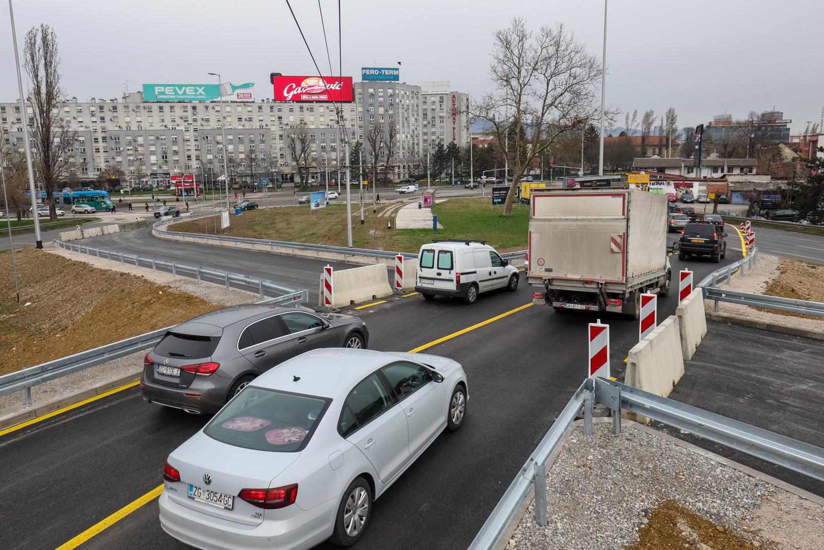 04.03.2024., Zagreb - Nova regulacija prometa radi radova sanacije prijelaznih naprava i izvanrednog odrzavanja Jadranskog mosta. Za vrijeme izvodjenja radova, za promet ce biti zatvoren istocni kolnik mosta, a sav promet odvijat ce se dvosmjerno po zapadnom kolniku, u dva prometna traka za svaki smjer. U zoni radova na Jadranskom mostu bit ce onemoguceno kretanje pjesaka i biciklista, koji ce biti preusmjereni preko starog Savskog mosta. Photo: Igor Kralj/PIXSELL