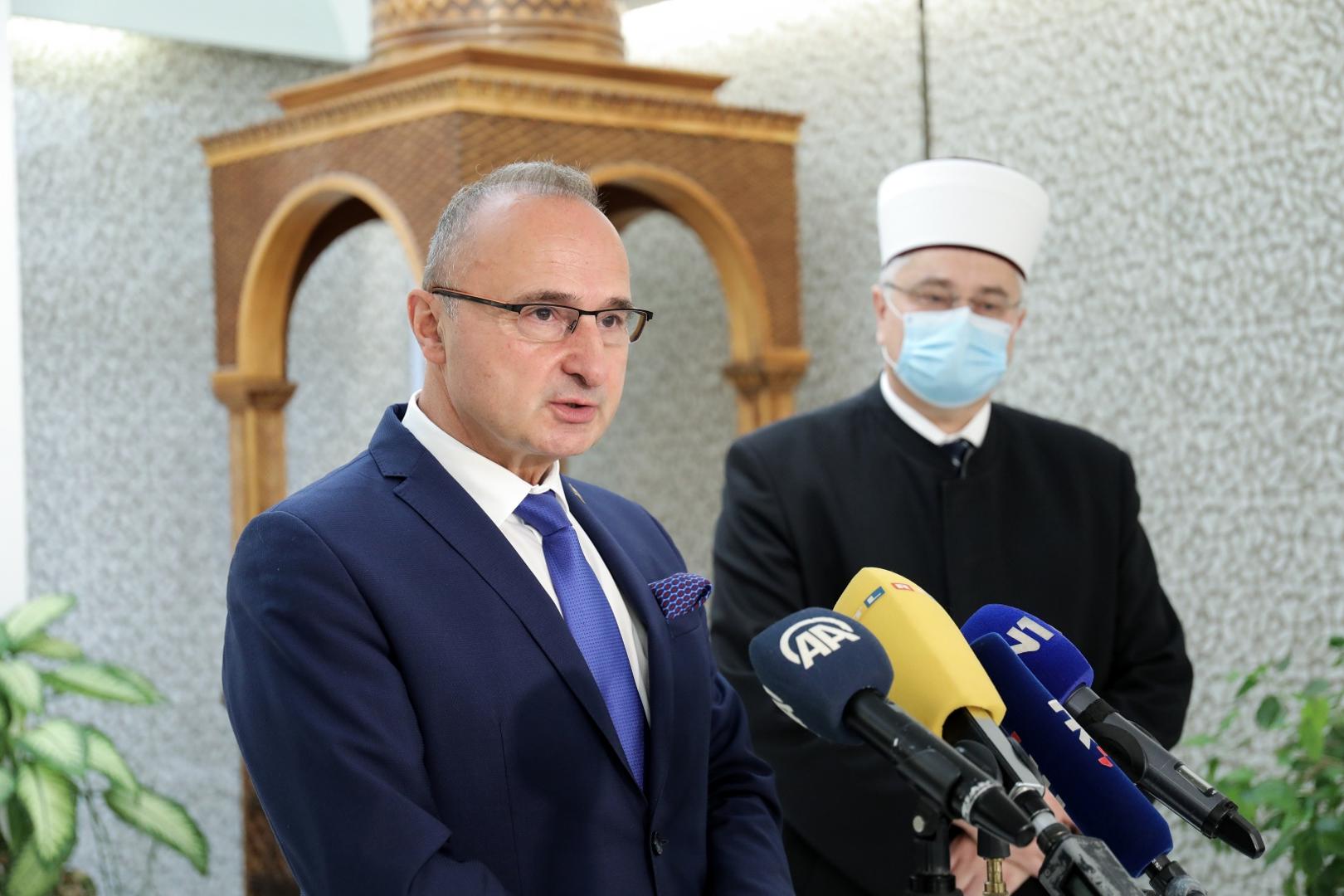 27.10.2020., Zagreb - Ministar vanjskih i europskih poslova Gordan Grlic Radman na radnom sastanku  s predsjednikom Mesihata Islamske zajednice u Hrvatskoj muftijom Azizom ef. Hasanovicem
Photo: Emica Elvedji/PIXSELL