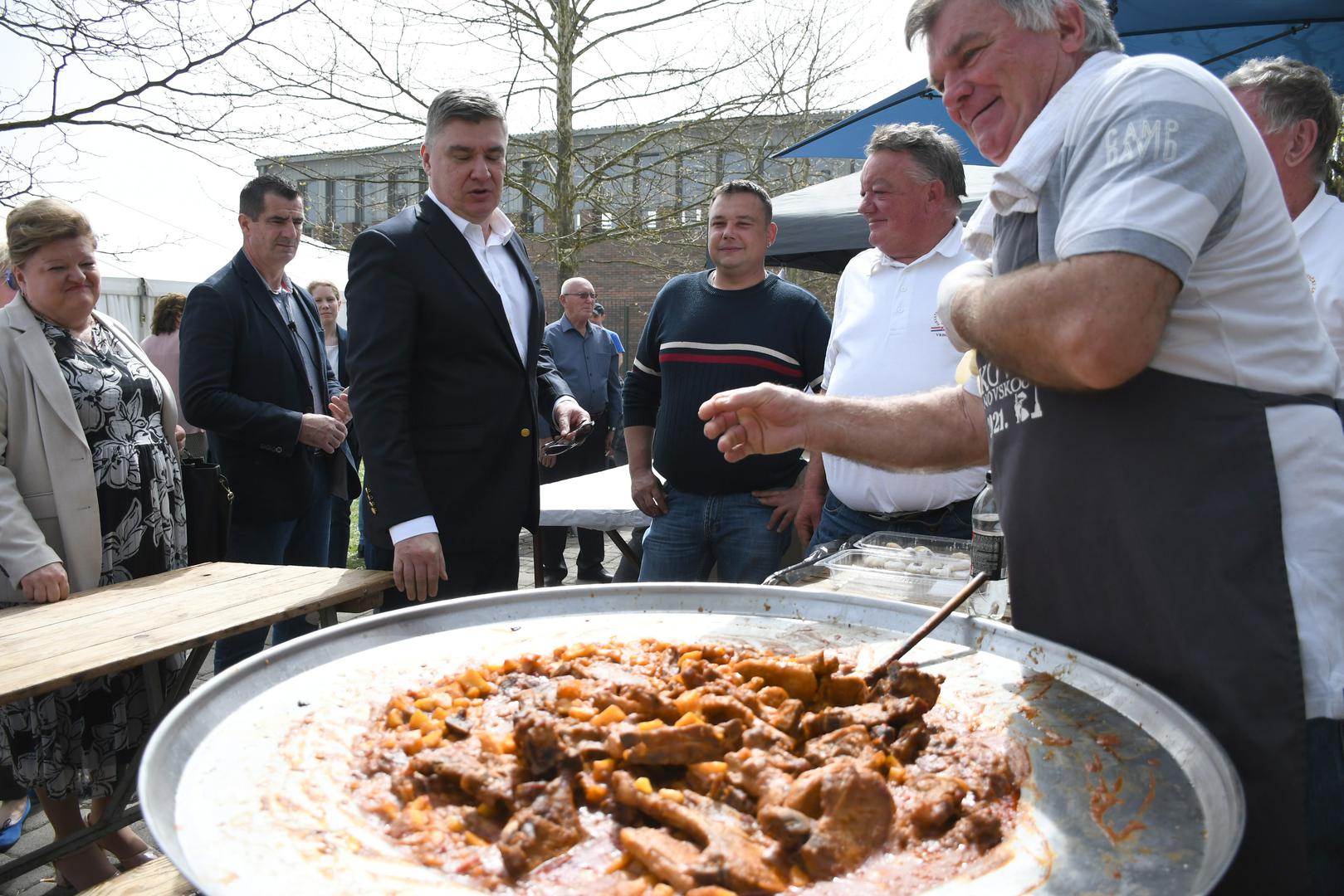 01.04.2024., Gradec  -  Predsjednik Republike Zoran Milanovic prisustvovao je paljenju Vuzmice u dvoristu Zupne crkve Ranjenog Isusa, te je obisao izlagace na manifestaciji 'Uskrsni obicaji gradeckoga kraja' Photo: Damir Spehar/PIXSELL