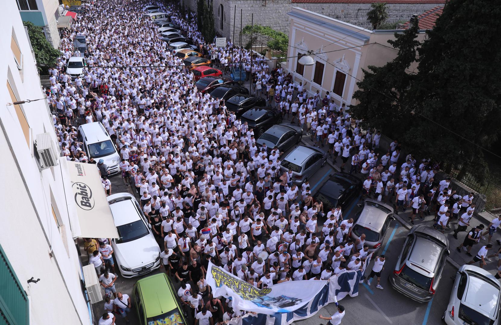 Ulice Splita danas su zakrčene nevijačima i obojane u boje Hajduka