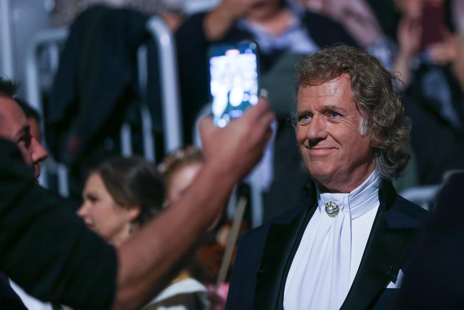 Već je odavno poznato da Andre Rieu i njegov show preedstavljaju svojevrsni fenomen – nevjetojatna je uigranost, disciplina i entuzijazam svih oko njega, a ovaj dirigent i violinist, koji već godinama oduševljava publiku diljem svijeta, u svojim nastupima nepogrešivo spaja divne melodije i veselu energiju, te je svakom svojom izvedbom i pomno odabranim repertoarom na usluzi publici.