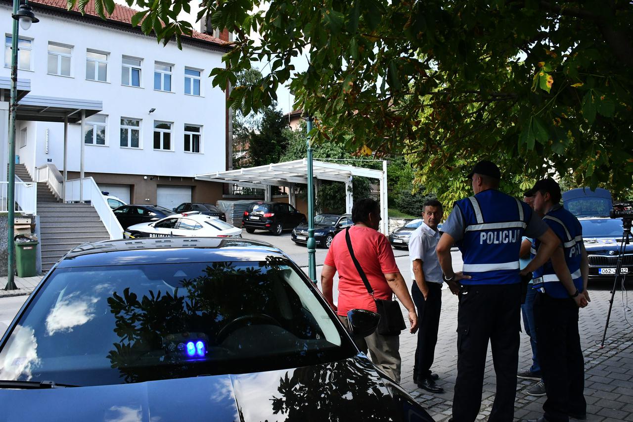 Gradačac: Očevid na policijskom automobilu na koji je pucao Nermin Sulejmanović