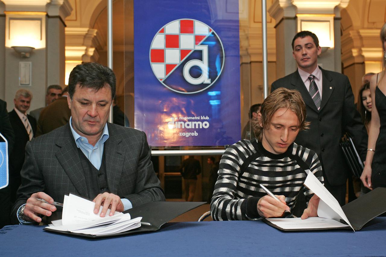 Zdravko Mamić i Luka Modrić na potpisivanju ugovora 2005.