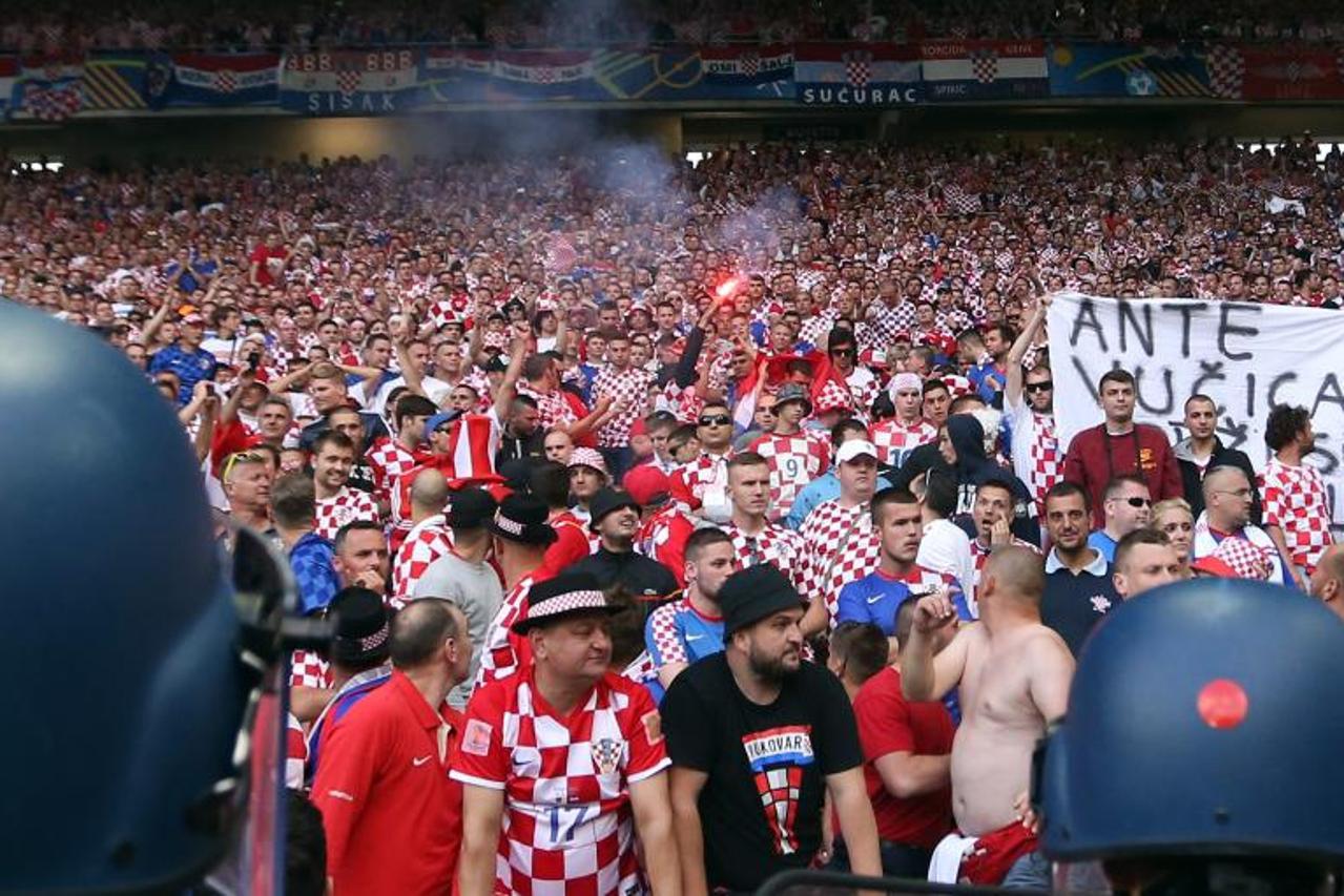 Hrvatski huligan koji pali prvu baklju, navijači, huligani