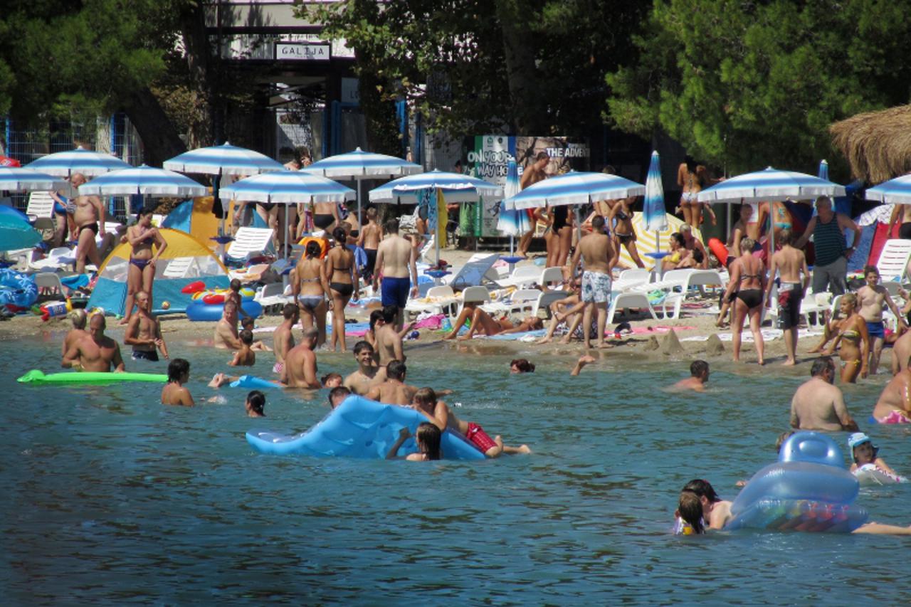 '21.08.2011.,Crikvenica - Plaze u Crikvenici i dalje prepune domacih i stranih turista. Vrucu i sparnu nedjelju turisti su iskoristili kupajuci se. Photo: Goran Jakus/PIXSELL'