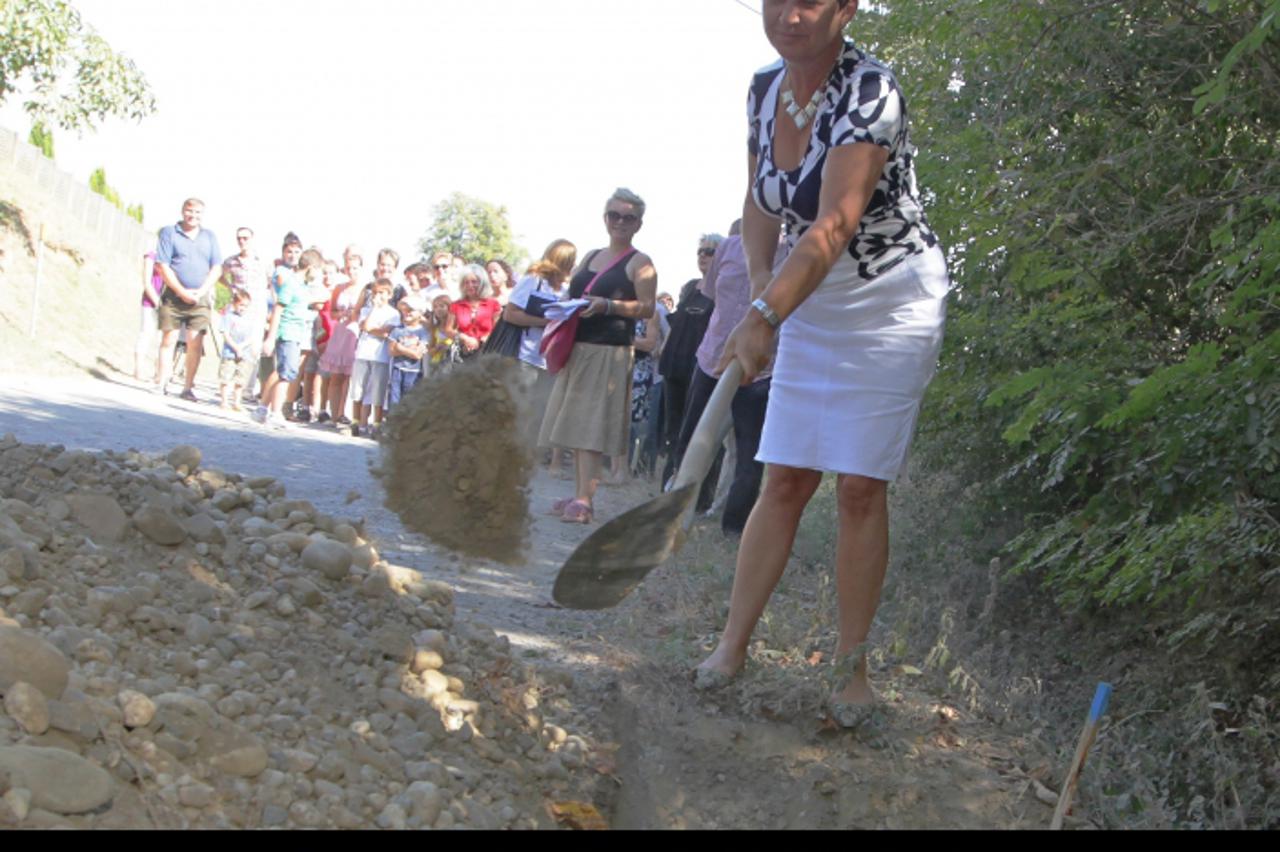 '22.08.2012., Koprivnica - Pocetak izgradnje milijun kuna vrijedne i 1600 metara dugacke kanalizacije u dvije ulice u prigradskom naselju Bakovcica. Po zavrsetku radova ce taj dio grada ce biti prvi u