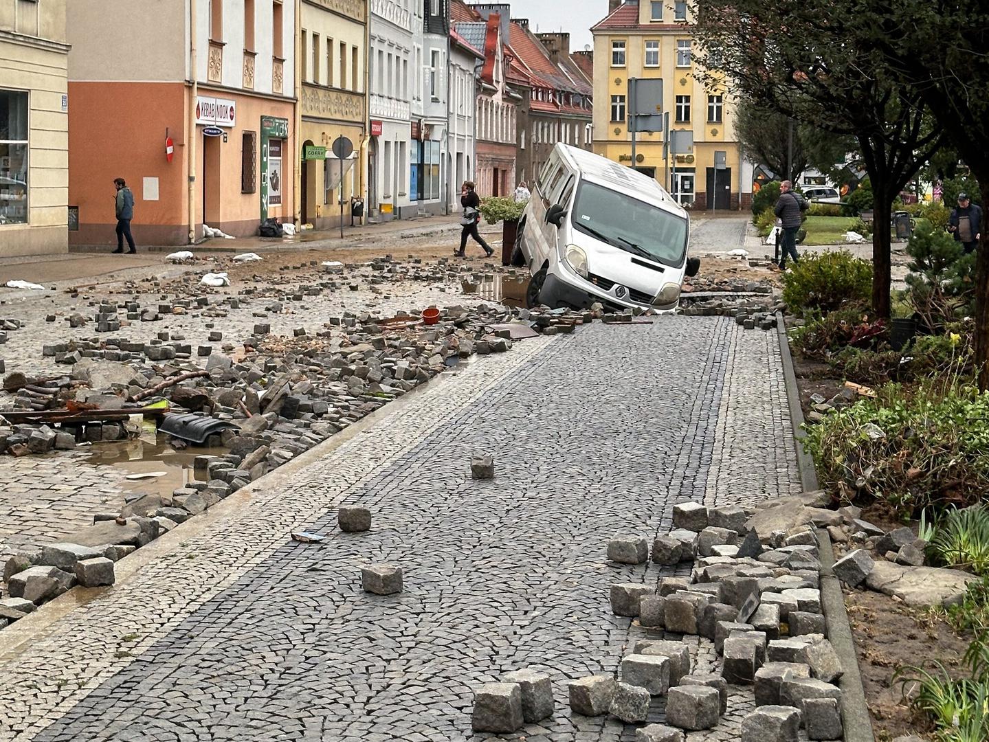 Głuchołazy (woj. opolskie), 15.09.2024. Dynamiczna sytuacja powodziowa. Rzeka Biała Głuchołaska zalała Głuchołazy, 15 bm. Niż genueński, który dotarł nad Polskę w czwartek 12 września, odpowiada za aktualne załamanie pogody i ulewne deszcze szczególnie na Dolnym Śląsku. (aldg) PAP/Michał Meissner Photo: Michał Meissner/PAP