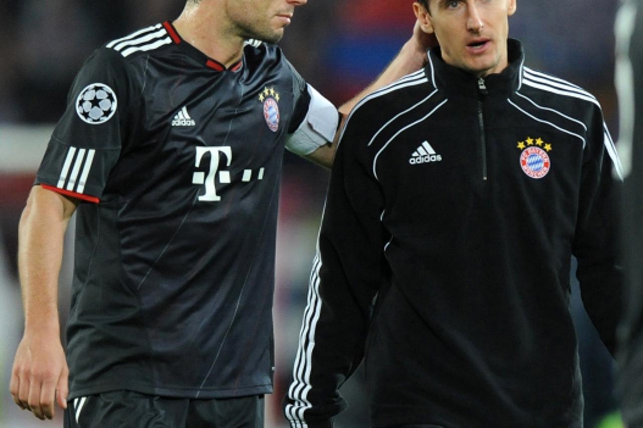 \'Bayern Munich\'s Dutch defender Mark van Bommel (L) and striker Miroslav Klose (R) talk together during the second football UEFA Champions League group E match between FC Basel 1893 and Bayern Munic