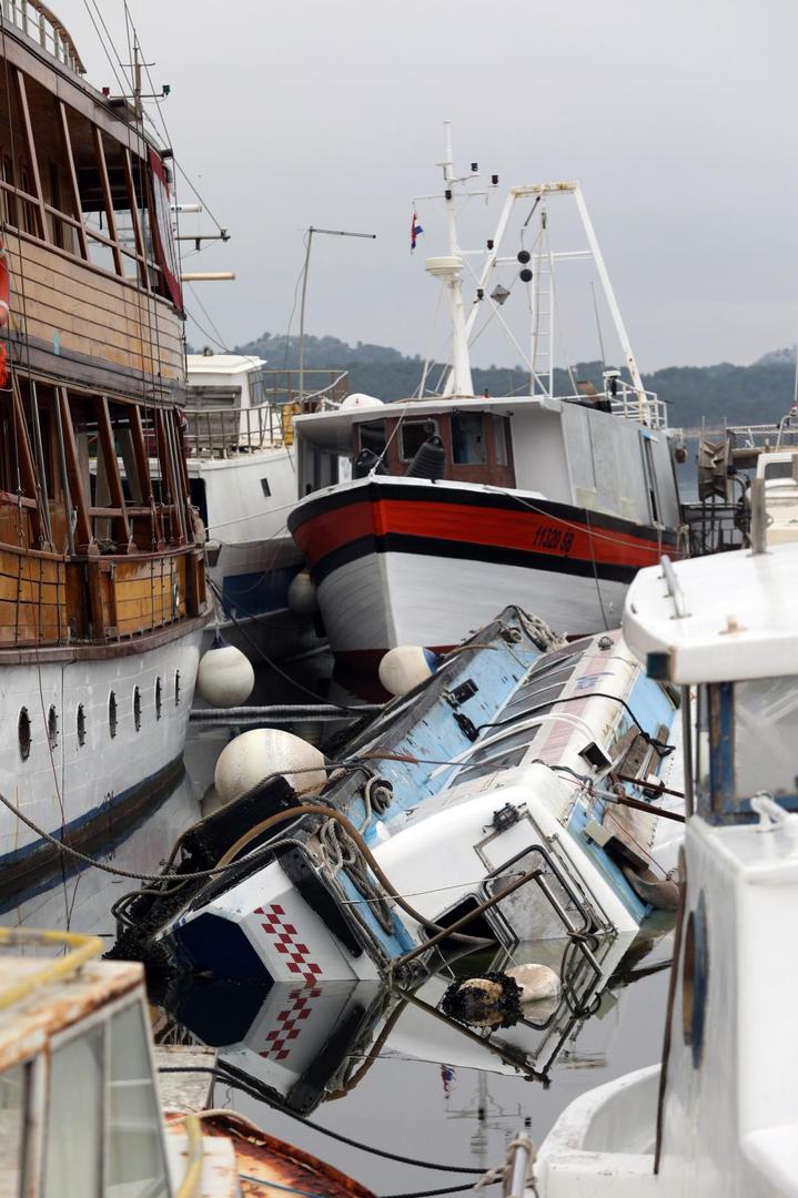 22.12.2020., Sibenik -Katamaran Mislav potonuo je u uvali Svetog Petra ispred sibenske luke.
Photo: Dusko Jaramaz/PIXSELL