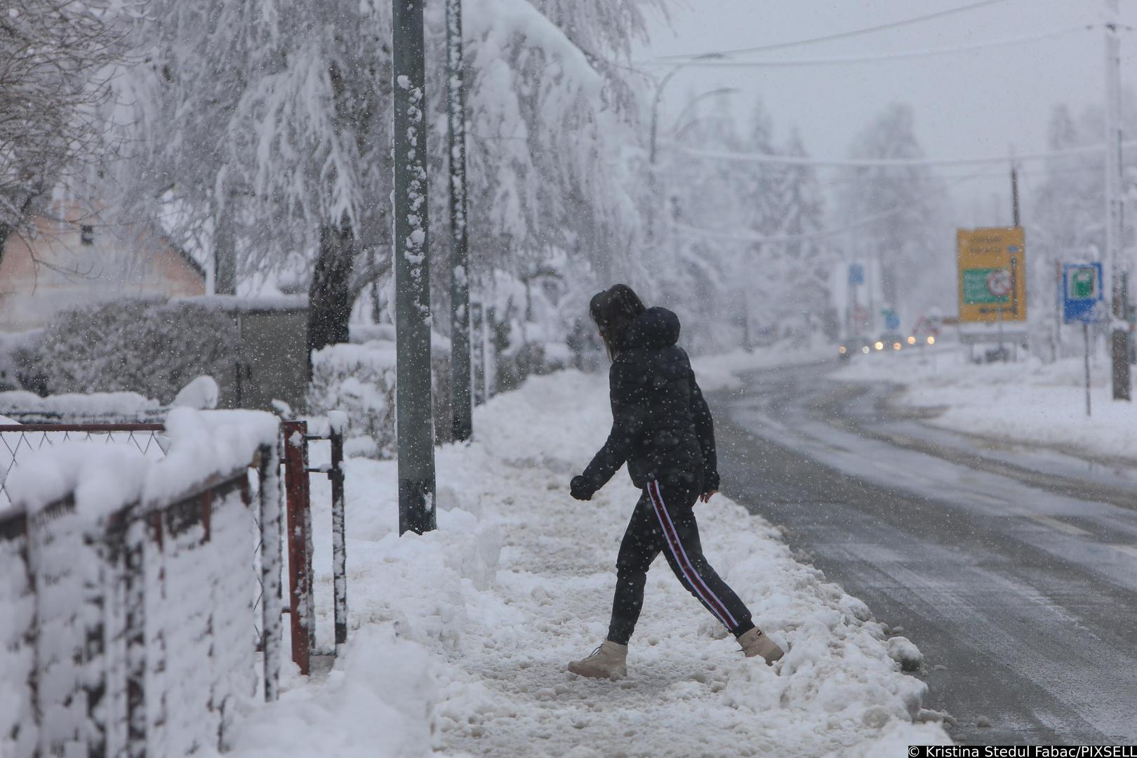 26.02.2023, Ogulin - Tijekom noci u Ogulinu je palo dvadesetak centimetara snijega. Prometnice su ociscene i prohodne, a gradani sami ciste Photo: Kristina Stedul Fabac/PIXSELL