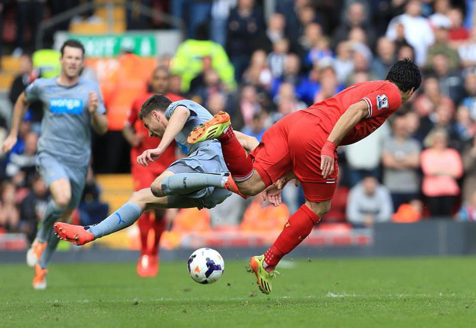 Luis Suarez i Paul Dummett