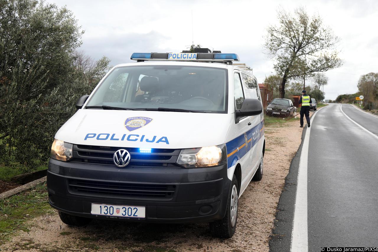 Šibenik: Na vrpoljačkoj cesti došlo do prevrtanja osobnog automobila