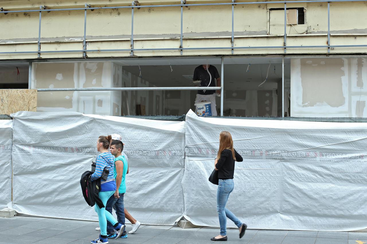 26.08.2014., Zagreb - Prostor u Ilici 7 u kojoj je bila legendarna trgovina Peko zatvorena je i radnici uzurbno preuredjuju prostor.  Photo: Sanjin Strukic/PIXSELL