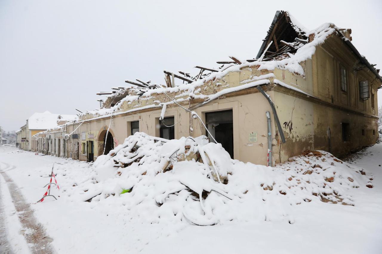 Razrušeni centar Petrinje pod snijegom